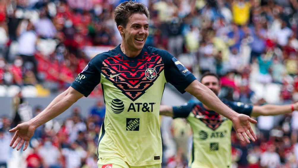 Sebastián Córdova durante un duelo con América 