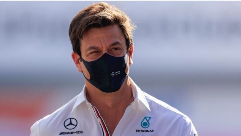 Toto Wolff observando una carrera