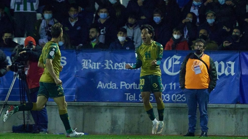 Diego Lainez festeja su gol 