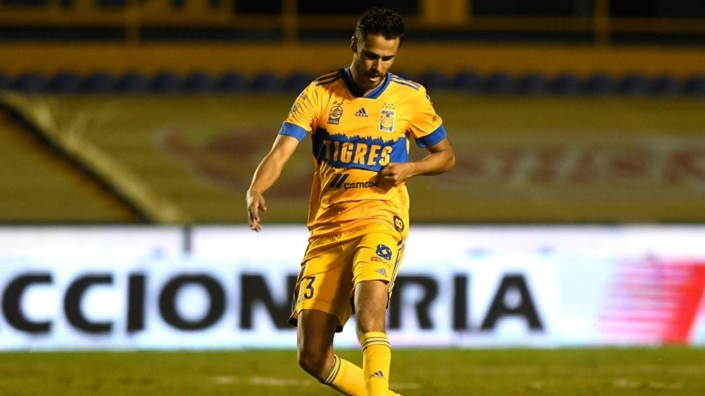 Reyes en un partido con Tigres