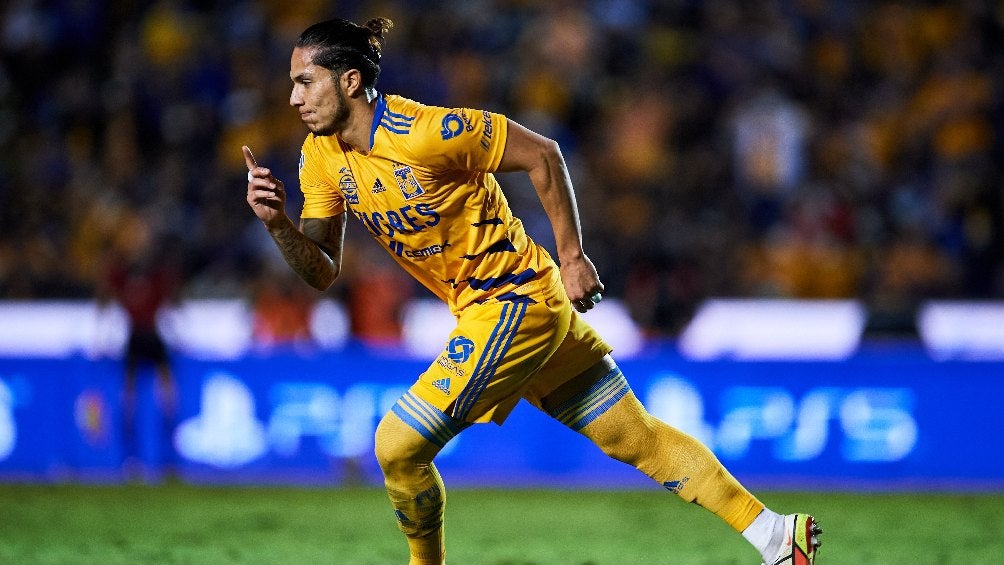 Carlos Salcedo festejando gol con Tigres en la Liga MX