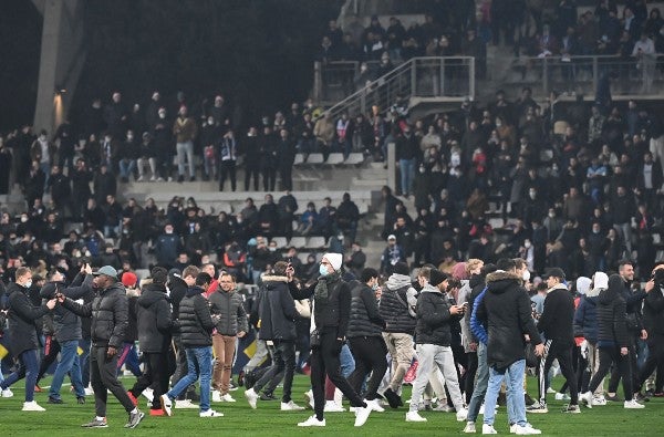 Hinchas del Lyon invaden el Estadio Charlety de París