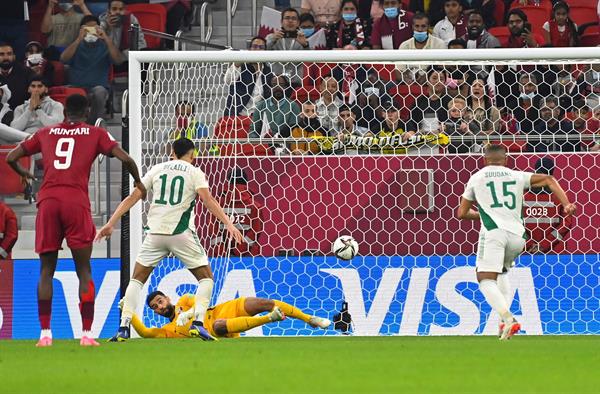 Youcef Belaili disparando desde el manchón penal