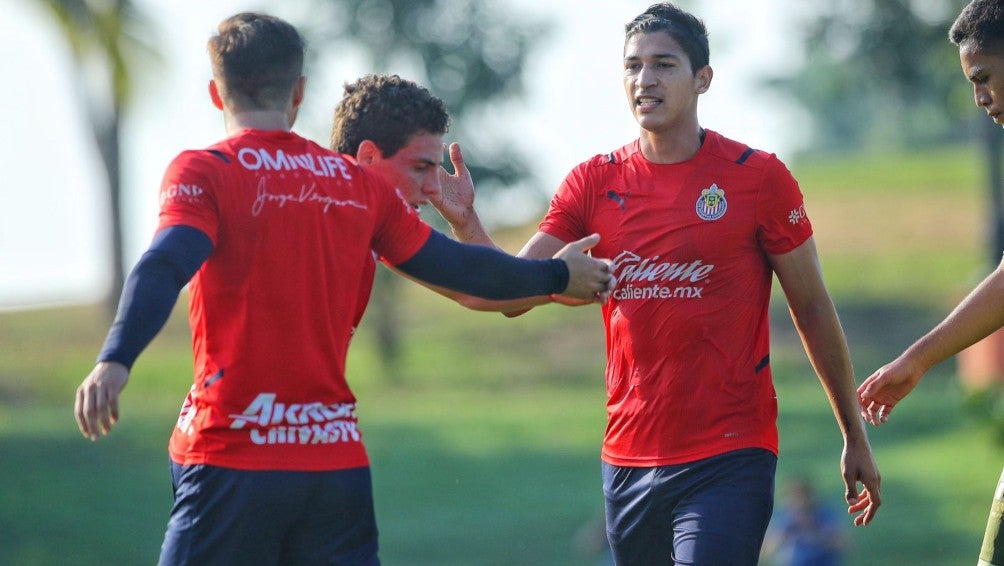 Jugadores de Chivas en festejo