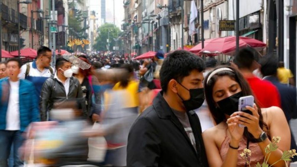 Mexicanos caminando por la capital del país