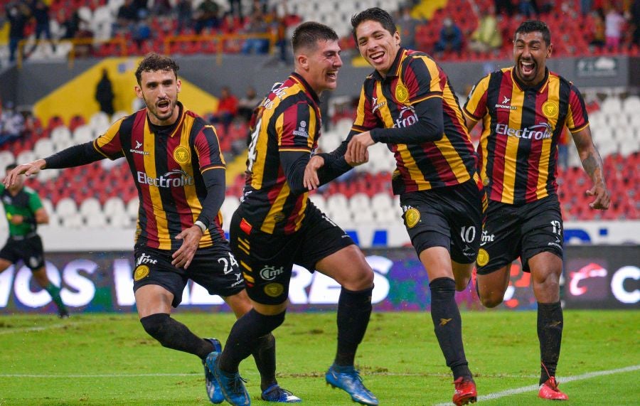 Jugadores de Leones Negros celebran gol