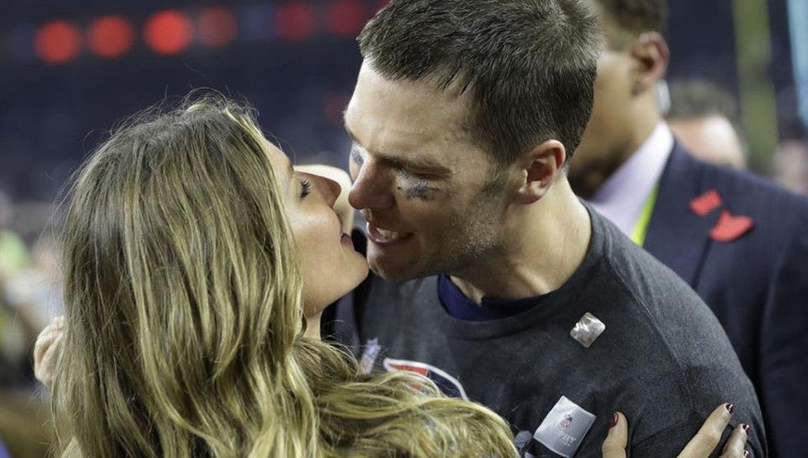 Bundchen y Brady celebran obtención de título de la NFL