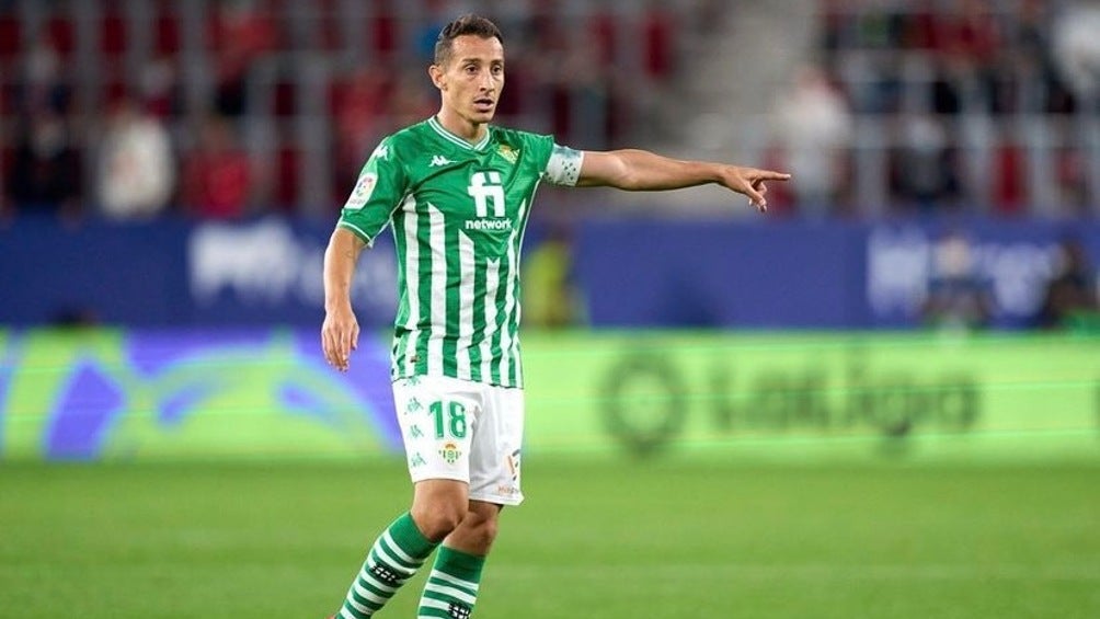 Andrés Guardado jugando partido con Betis en LaLiga