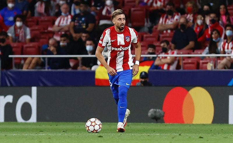 Herrera durante un duelo con el Atlético 