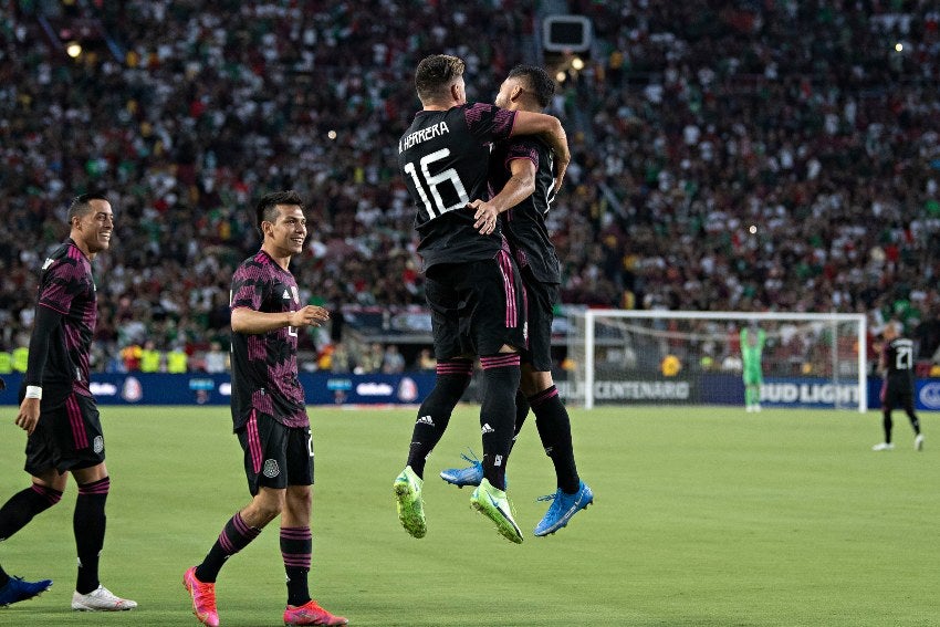 Jugadores de la Selección Mexicana tras anotar gol