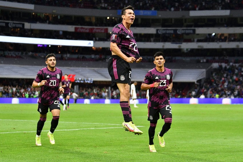 Jugadores de la Selección Mexicana tras anotar gol