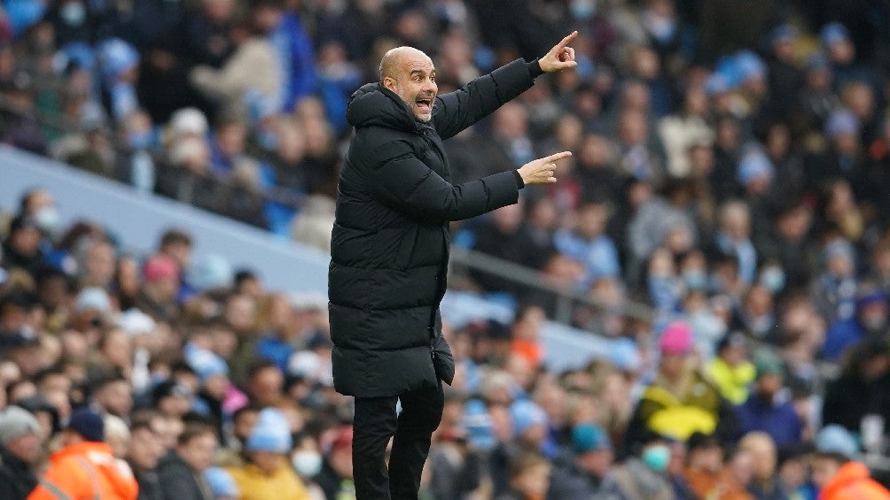 Pep Guardiola dirigiendo al Manchester City en la Premier League