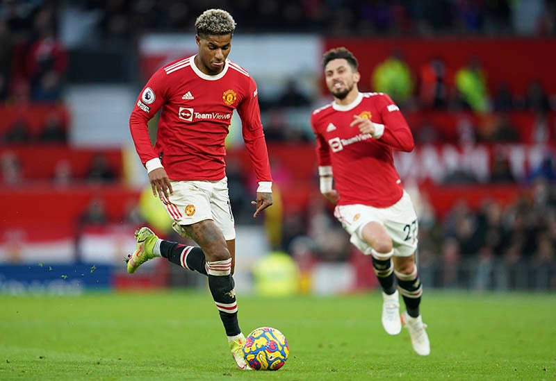 Marcus Rashford durante un duelo con el Manchester United