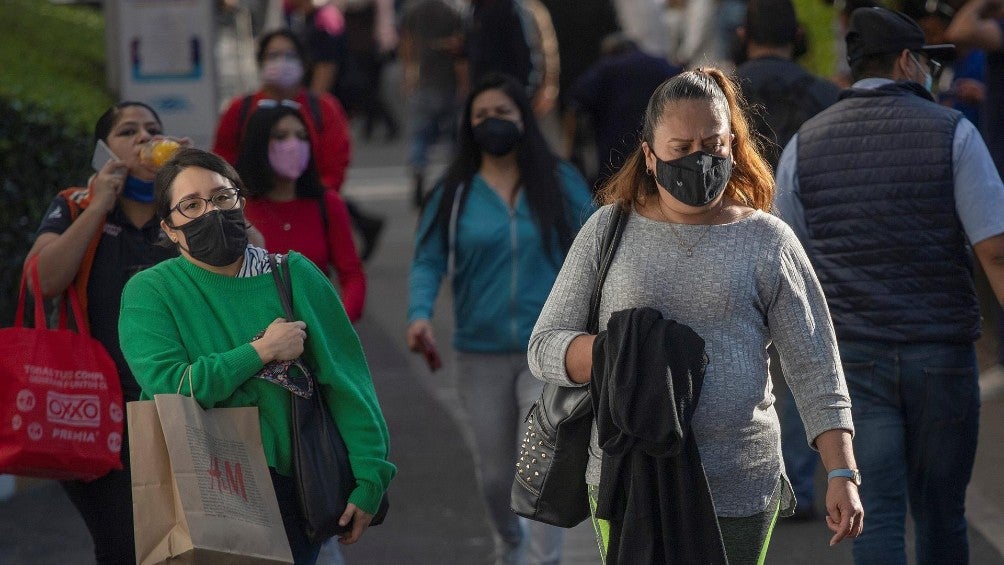 Personas con cubrebocas circulan por el Centro Histórico de la CDMX