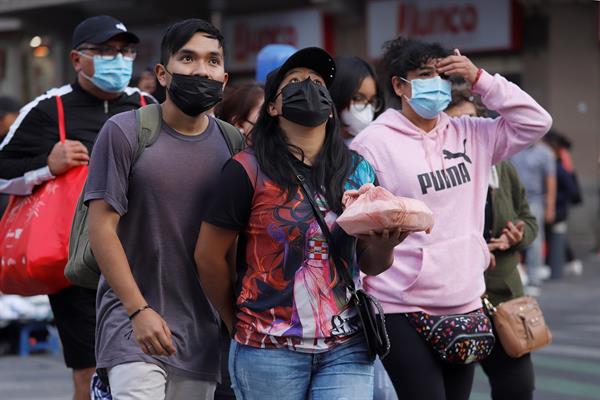 Las personas permanecen utilizando cubrebocas en CDMX