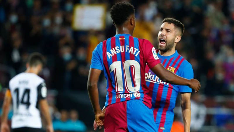 Jordi Alba festeja una anotación con Ansu Fati 