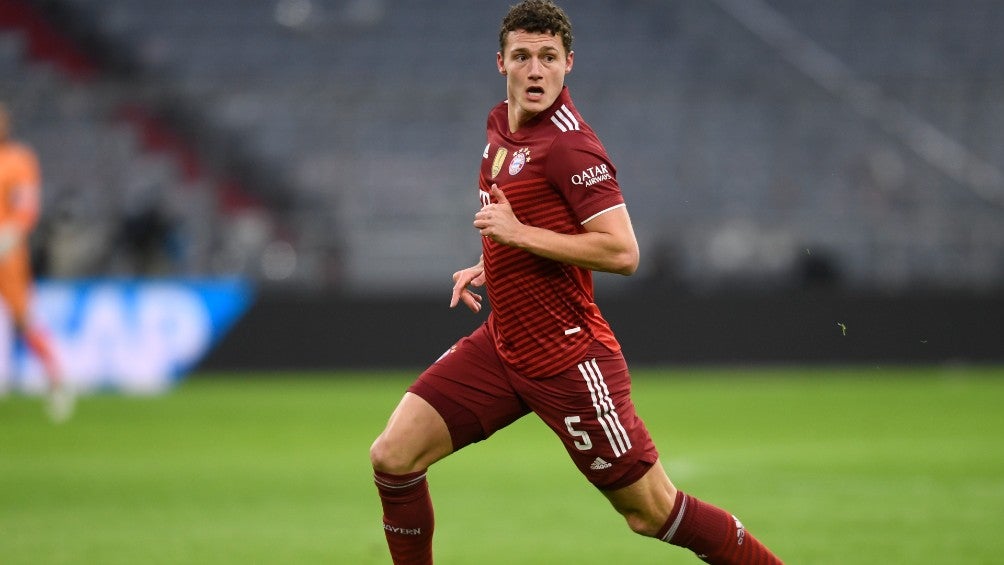 Benjamin Pavard durante partido con el Bayern