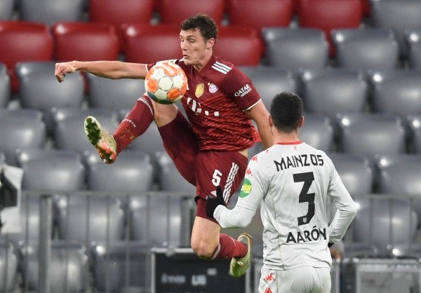 Benjamin Pavard en acción frente al Mainz 05