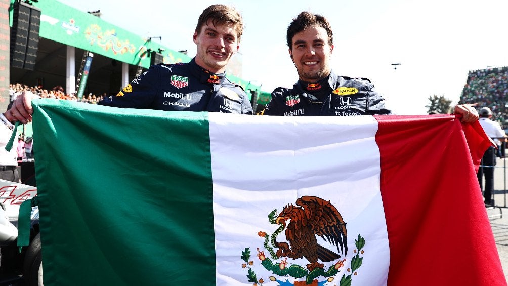 Checo Pérez Y Verstappen festejando podio en el GP de México