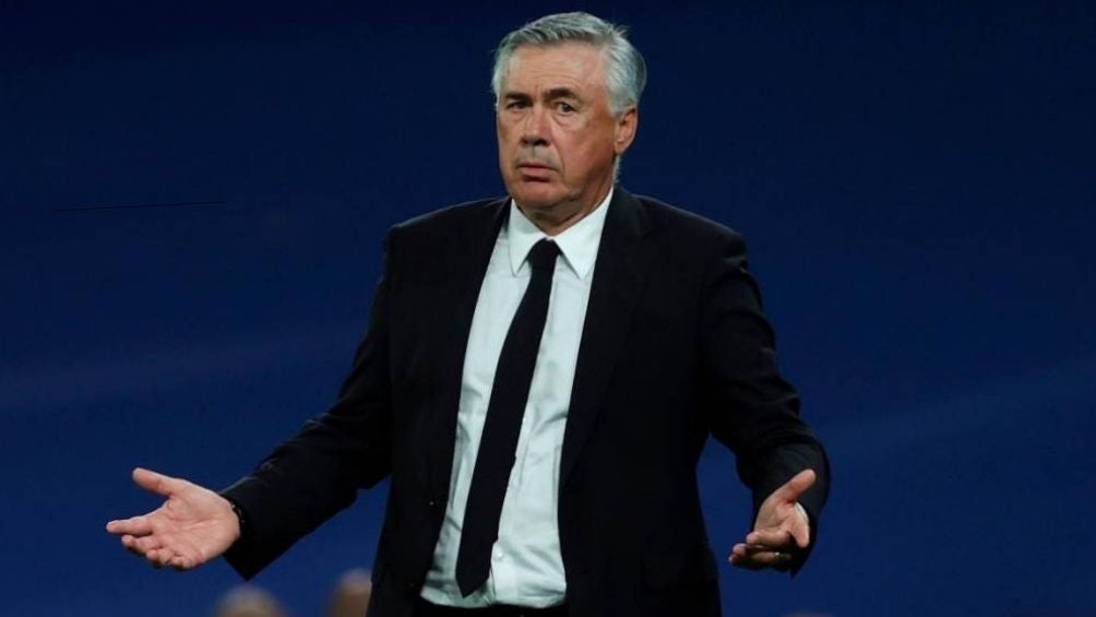 Ancelotti observando un partido