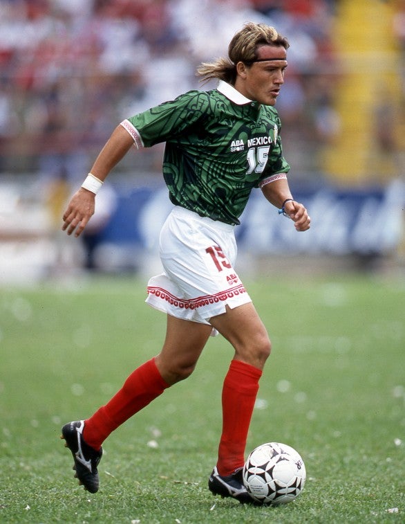 Luis Hernández durante un partido con el Tri