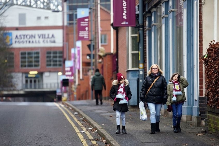 Aficionados ingleses abandonan el estadio | AP