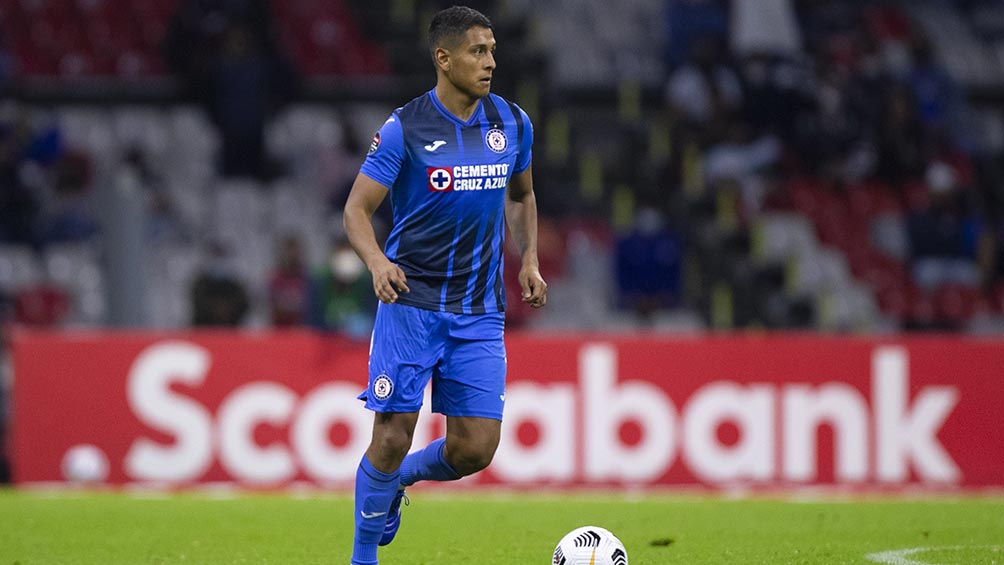 Luis Romo en un partido con Cruz Azul