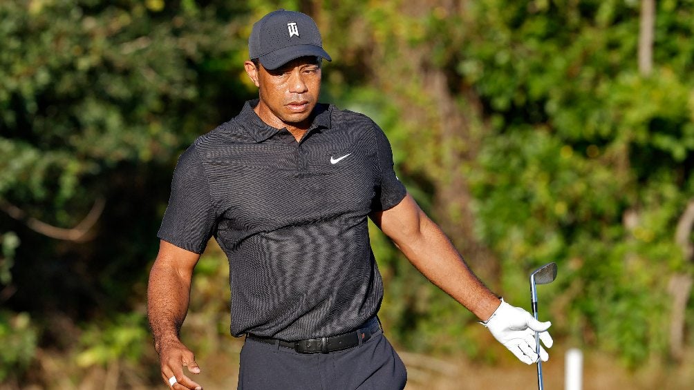 Tiger Woods jugando gol tras haber sufrido accidente automovilístico