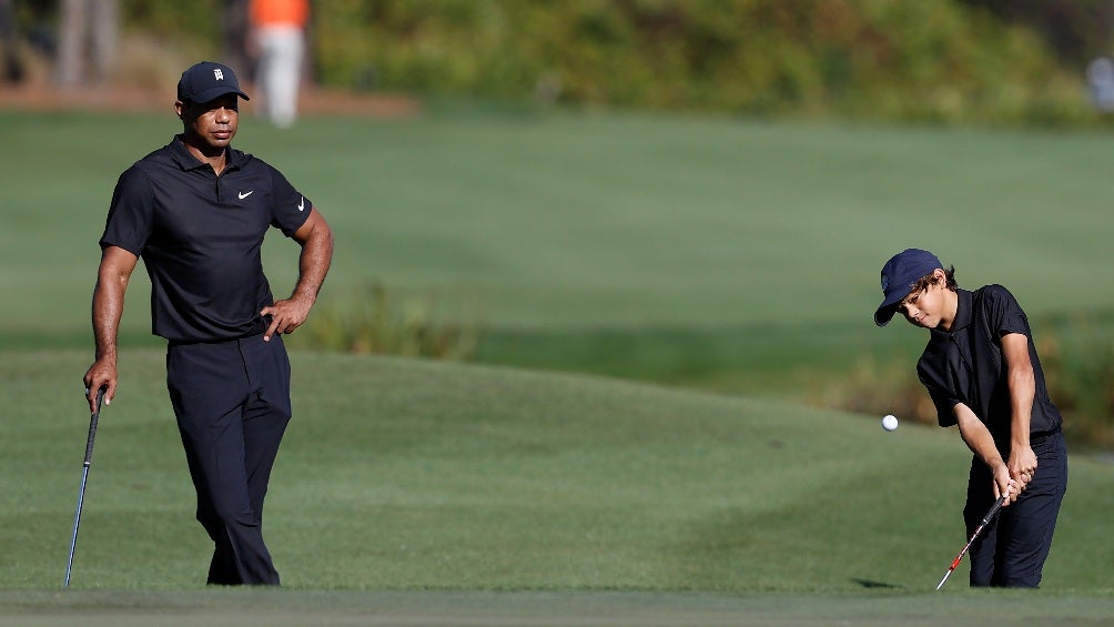 Tiger Woods jugando gol junto con su hijo Charlie