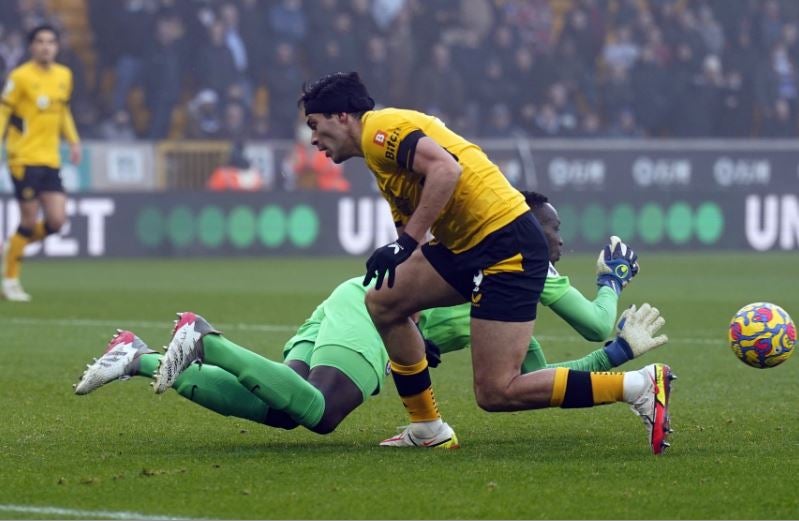 Raúl, cerca de mojar en meta del Chelsea