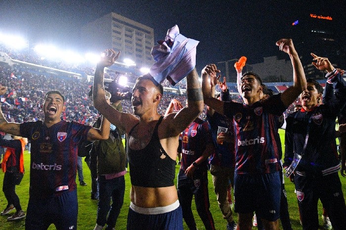 Jugadores del Atlante festejando título de Expansión