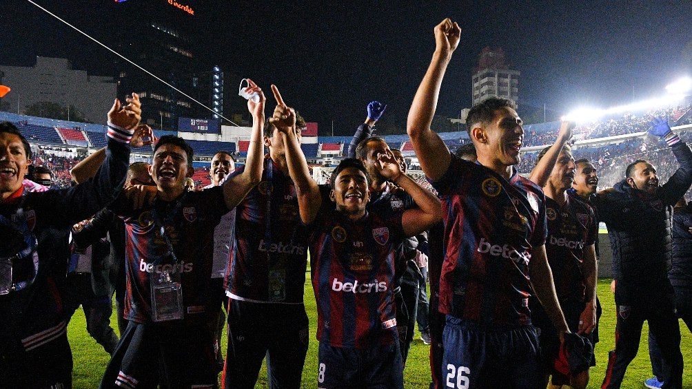 Jugadores del Atlante festejando título de Expansión