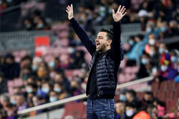 Xavi dirigiendo en el Camp Nou