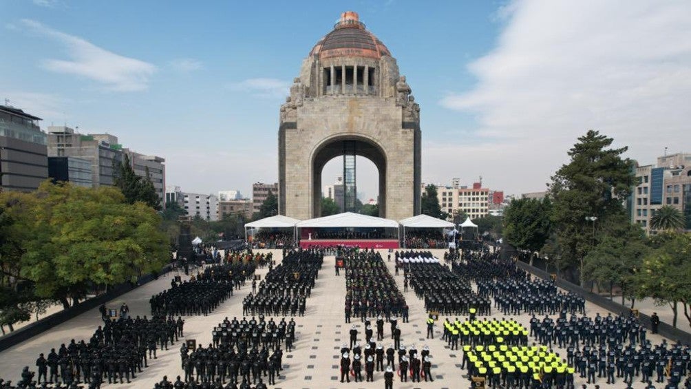 Monumento a la Revolución durante desfile 