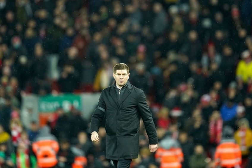 Steven Gerrard ha pedido fichar a futbolistas vacunados al Aston Villa