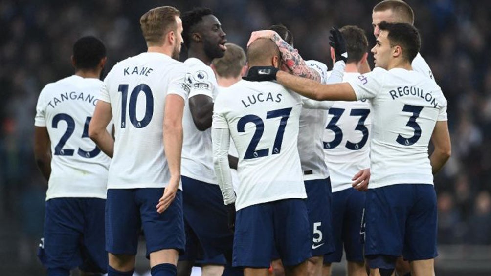 Tottenham festejando gol en partido de la Premier League