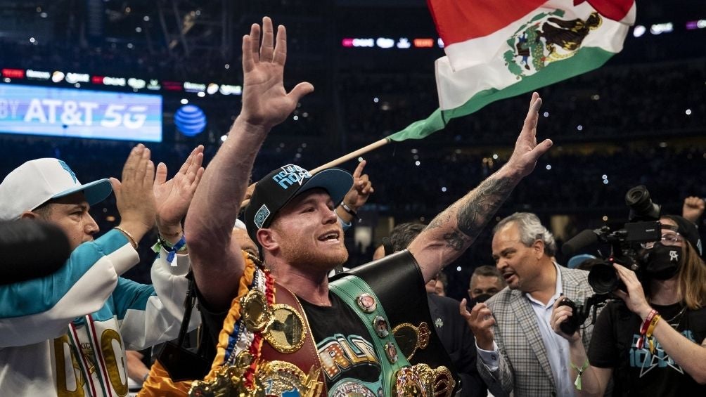 Canelo festejando un triunfo 