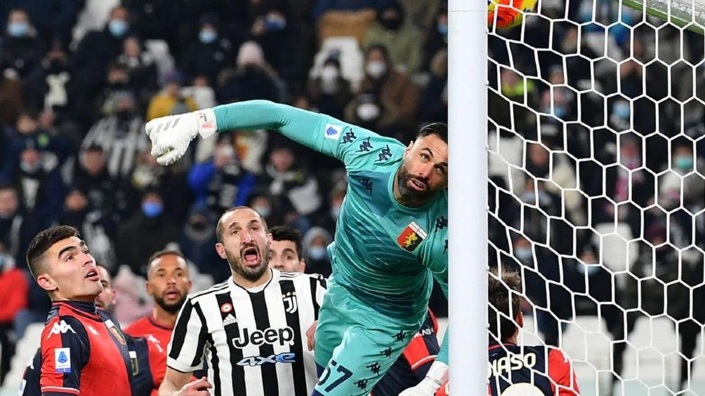 Salvatore Sirigu durante un partido con el Genoa