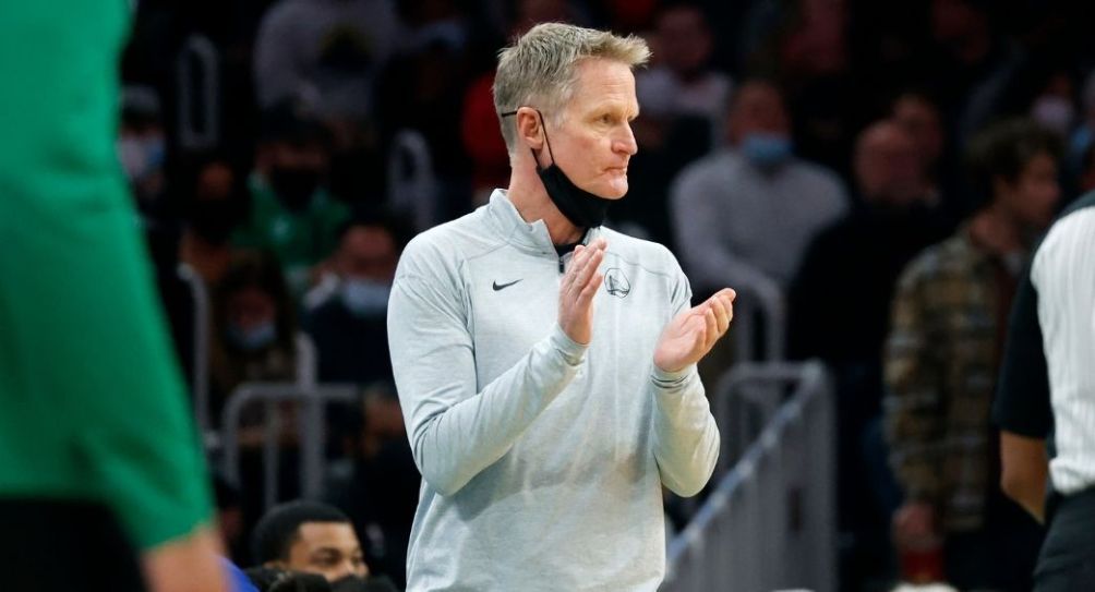 Steve Kerr dirigiendo a Golden State Warriors