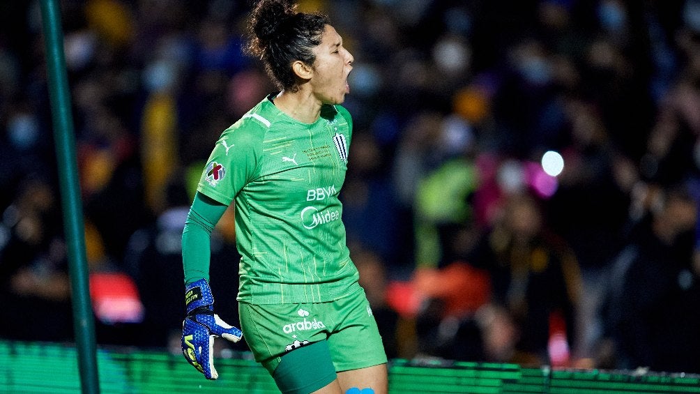 Alejandría Godínez festejando atajada en la tanda de penales vs Tigres