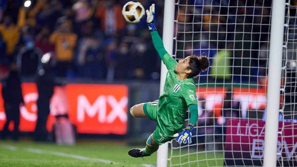 Alejandría Godínez deteniendo penal en la Final vs Tigres