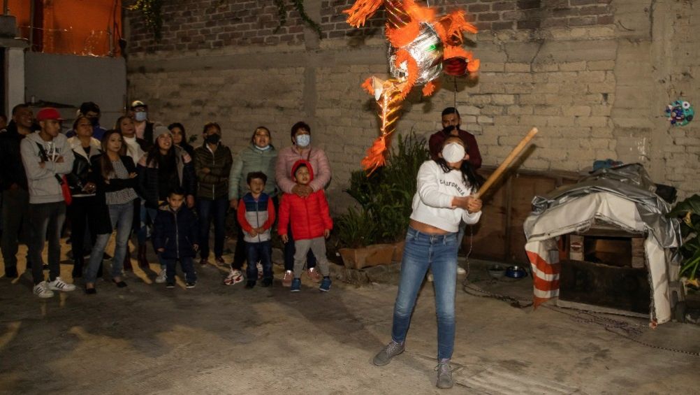 Personas reunidas en una posada en México