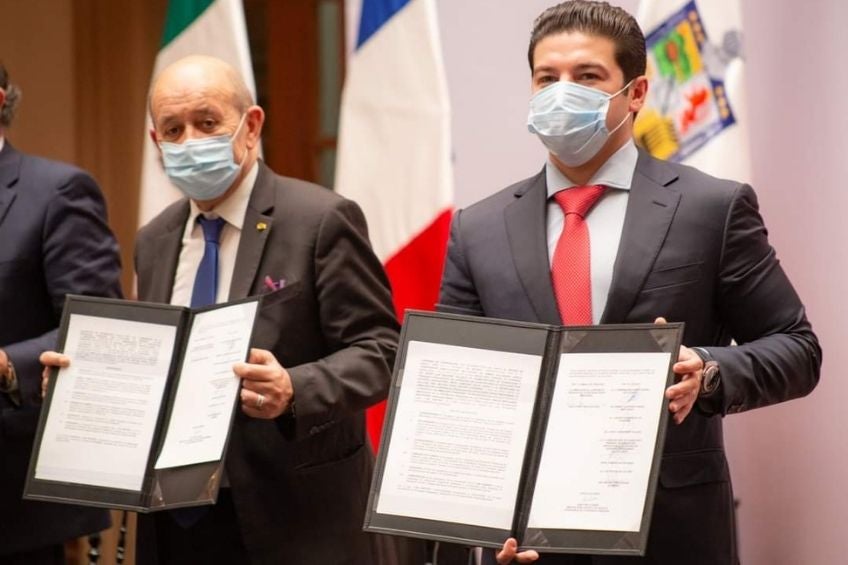 Samuel García y Jean-Yves Le Drian mostrando la firma del acuerdo