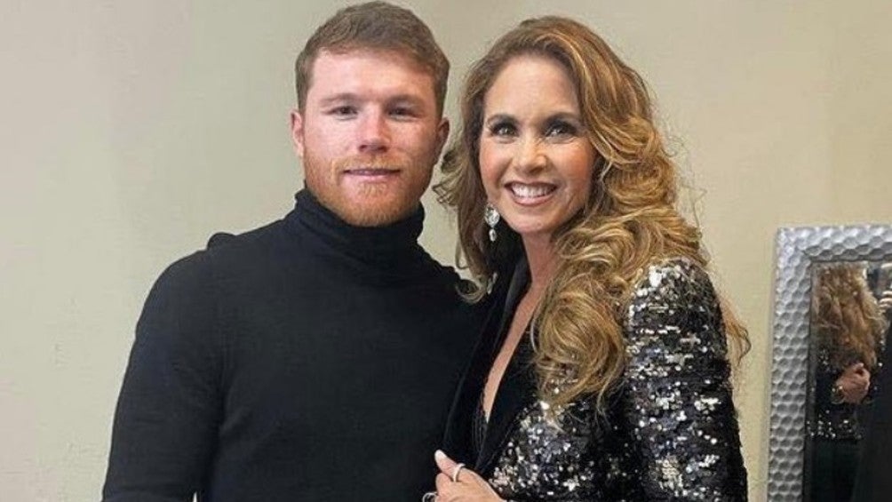 Canelo Álvarez posa junto a Lucero