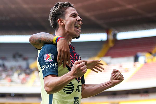 Córdova festeja un gol con América 