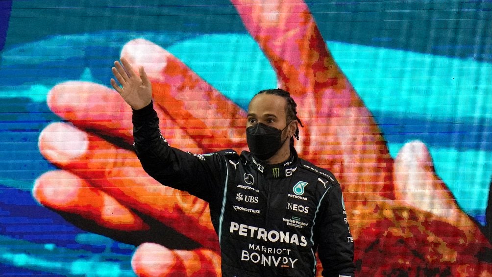 Lewis Hamilton reacciona durante el podio de Abu Dabi