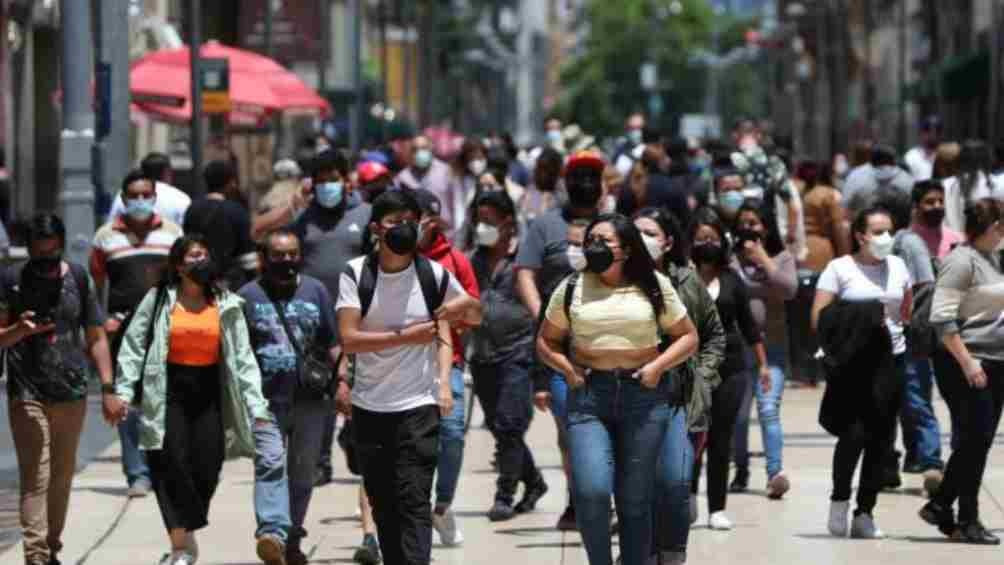 Personas con cubrebocas en el Zocalo 