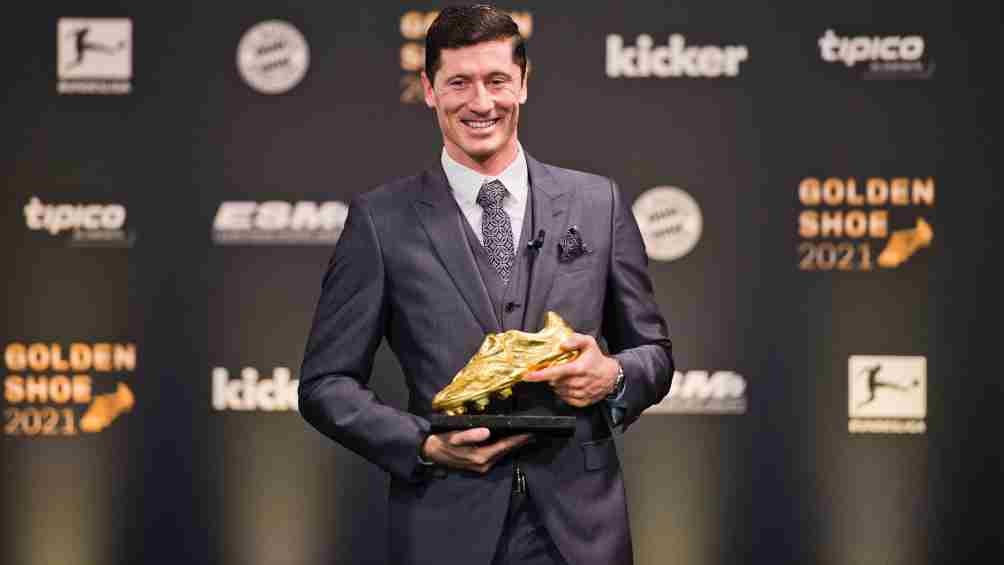 Robert Lewandowski recibiendo la Bota de Oro 