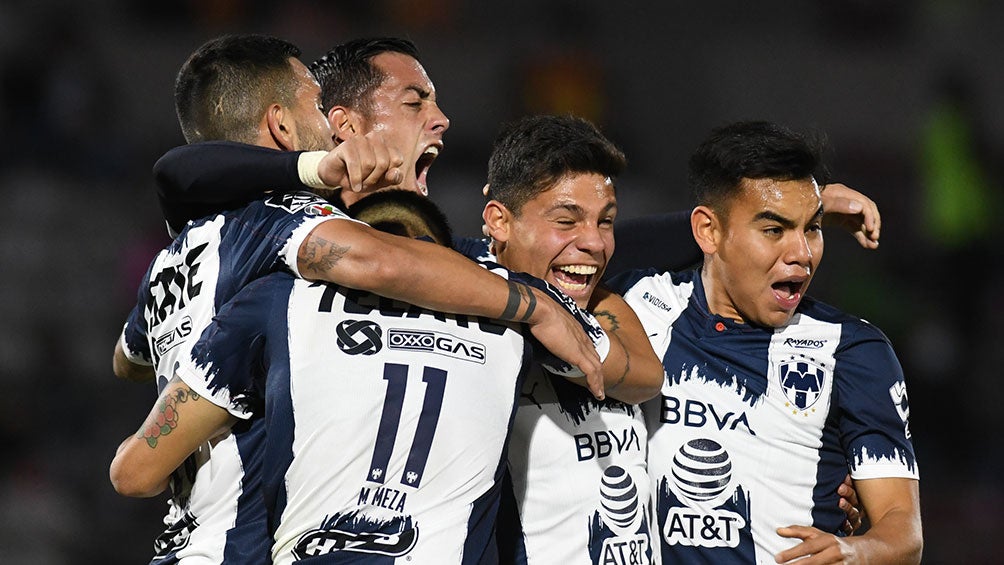 Jugadores de Rayados festejan un gol