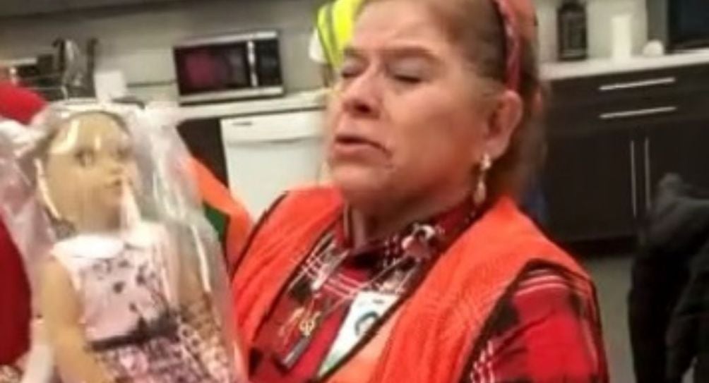 Mujer llora por recibir muñeca